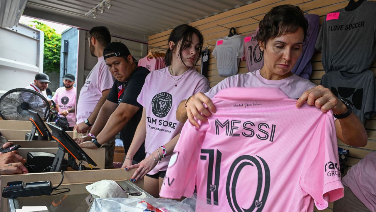 Fans buy the jersey of Argentine player Lionel Messi before his debut with Major League Soccer club Inter Miami CF in their League Cup match against Liga MX club Cruz Azul at DRV PNK Stadium in Fort Lauderdale, Florida, on July 21, 2023. (Photo by GIORGIO VIERA / AFP) (Photo by GIORGIO VIERA/AFP via Getty Images)