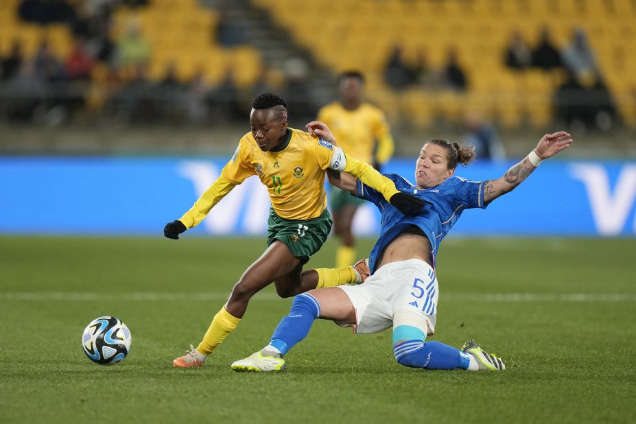 South Africa's Thembi Kgatlana tries to hold off Italy's Elena Linari.