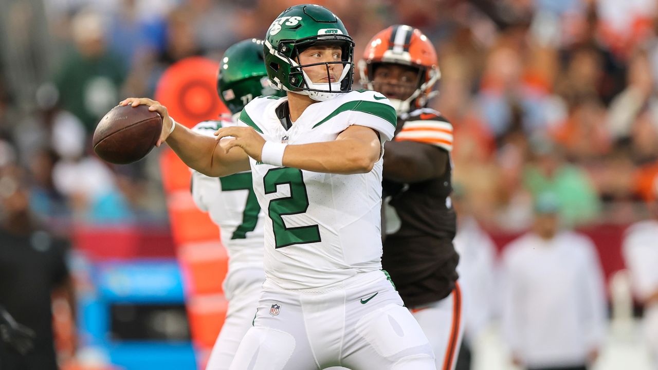 CANTON, OH - AUGUST 03: New York Jets quarterback Zach Wilson (2) throws a pass during the first quarter of the National Football League Hall of Fame preseason game between the New York Jets and Cleveland Browns on August 3, 2023, at the Tom Benson Hall of Fame Stadium in Canton, OH. (Photo by Frank Jansky/Icon Sportswire via Getty Images)