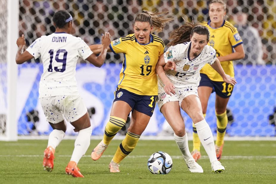 Sweden's Johanna Kaneryd, center, competes for the ball with the US' Andi Sullivan, right, and Crystal Dunn.