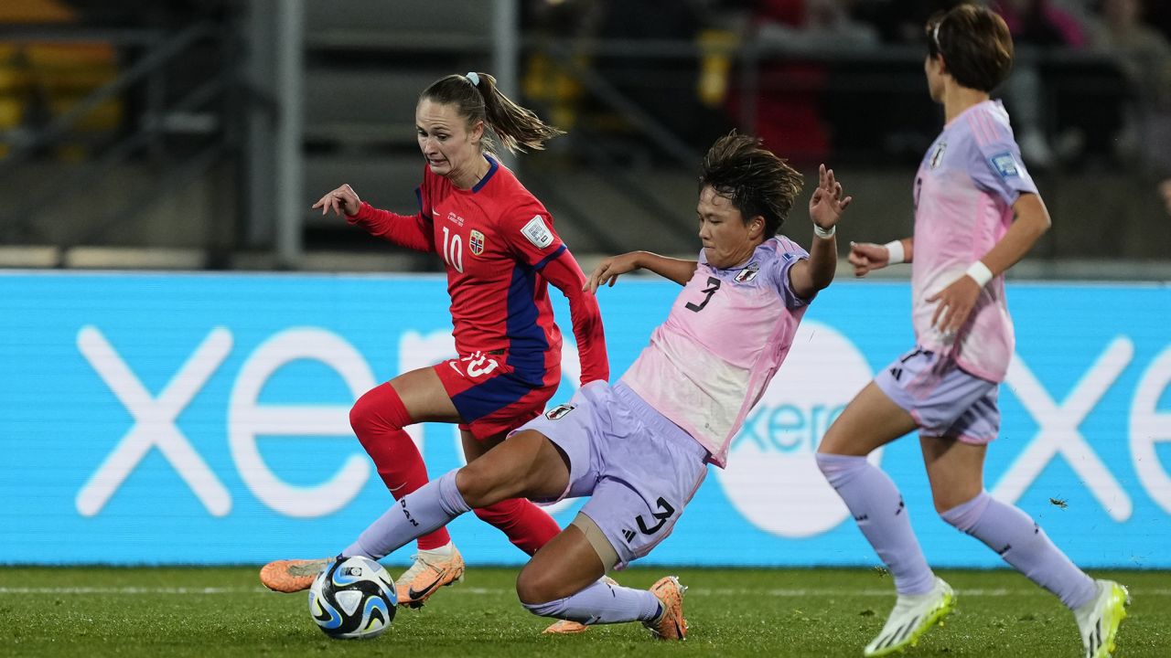 Moeka Minami challenges for the ball against Norway.