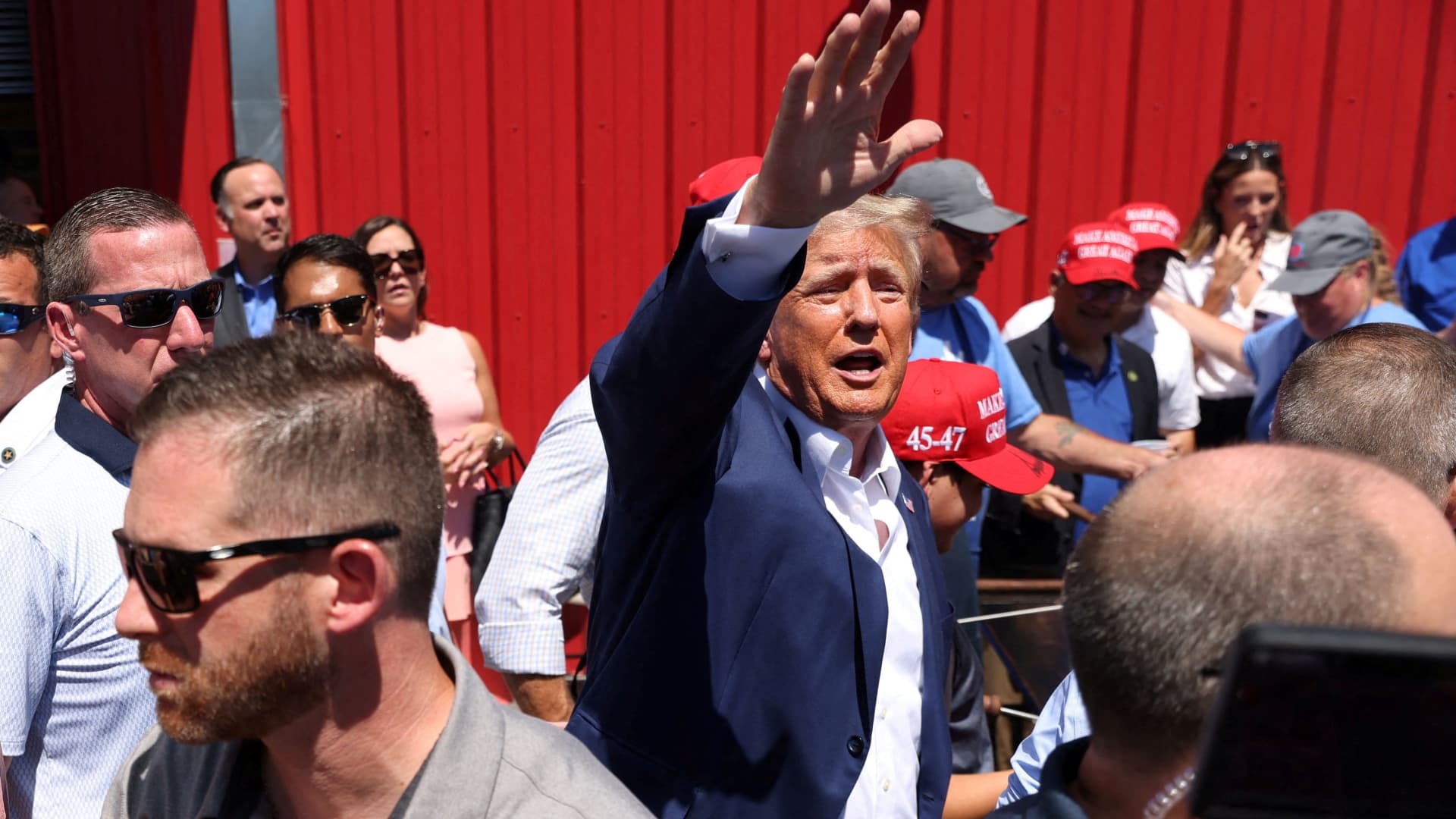 Trump’s Iowa state fair spectacle clouds DeSantis as former president is joined by Florida officials