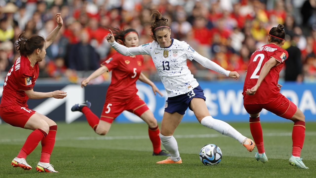 Alex Morgan plays the ball against Vietnam.