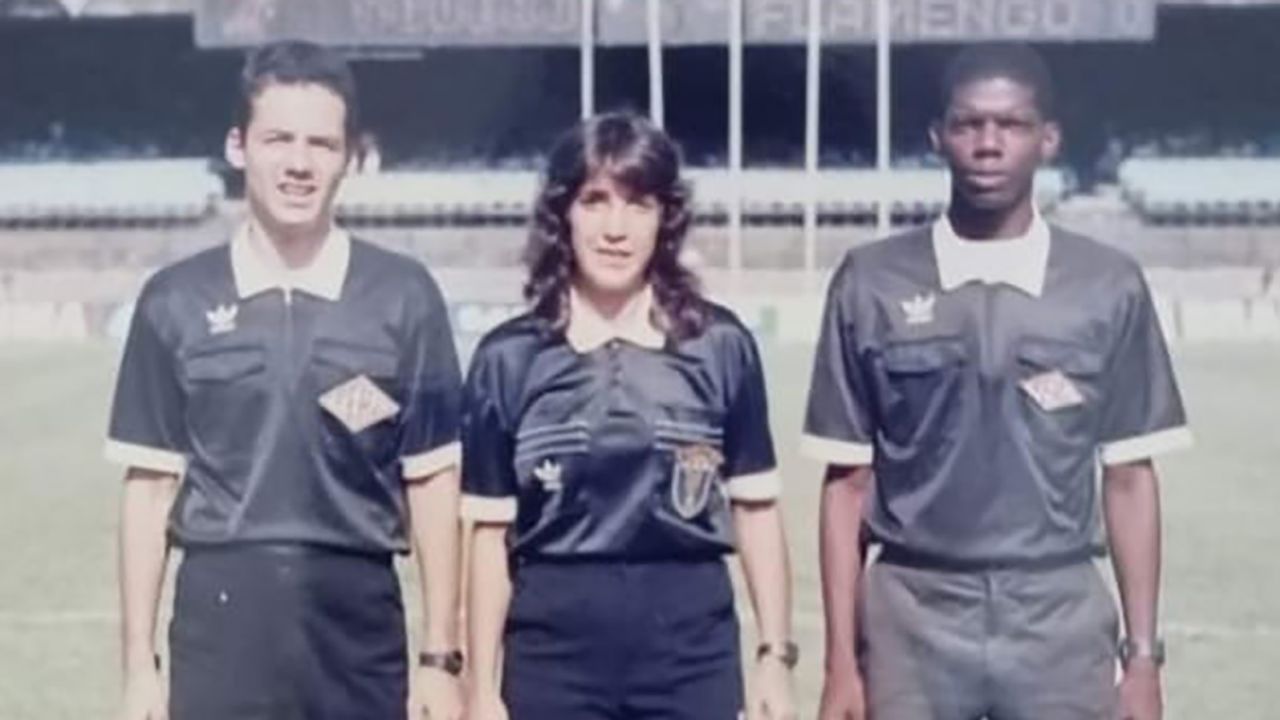 Claudia Vasconcelos refereeing Flamengo vs. Vasco in the 1994 junior Campeonato Carioca.