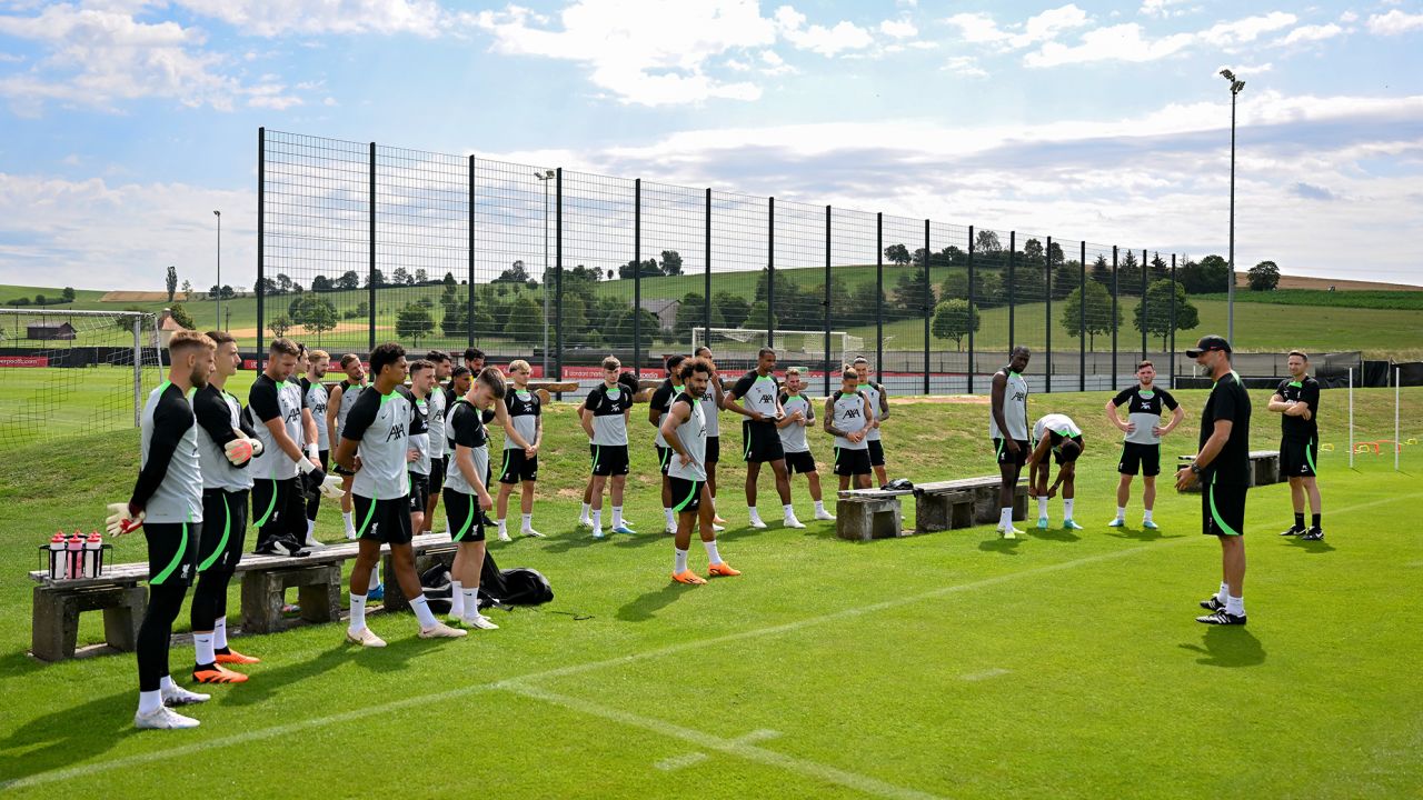 UNSPECIFIED, GERMANY - JULY 17:  (THE SUN OUT, THE SUN ON SUNDAY OUT) Jurgen Klopp manager of Liverpool talking with his players during a training session on July 17, 2023 in UNSPECIFIED, Germany. (Photo by Andrew Powell/Liverpool FC via Getty Images)