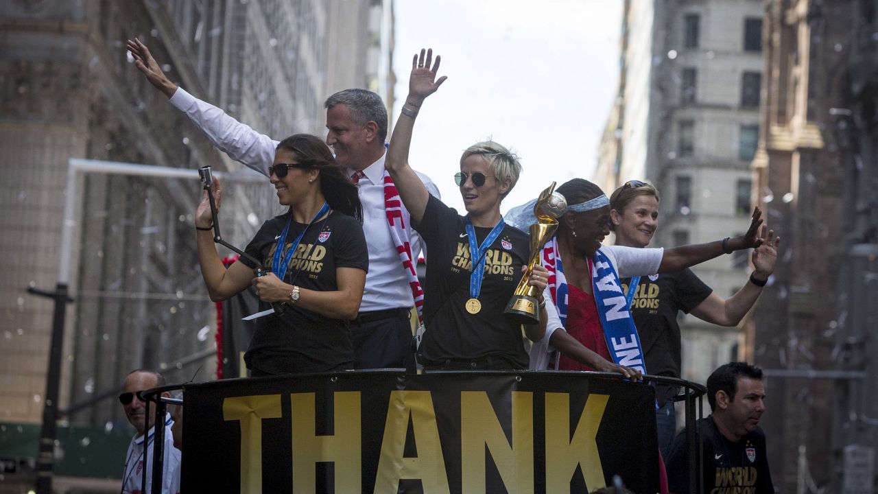 The U.S. women's soccer team cheer during the ticker tape parade to celebrate their World Cup final win over Japan on Sunday, in New York, July 10, 2015. Screams and a blizzard of confetti cheered the World Cup winning U.S. women's football players as they rolled up New York City's "Canyon of Heroes" on Friday in the first ticker-tape parade honouring a women's sports team. REUTERS/Andrew Kelly