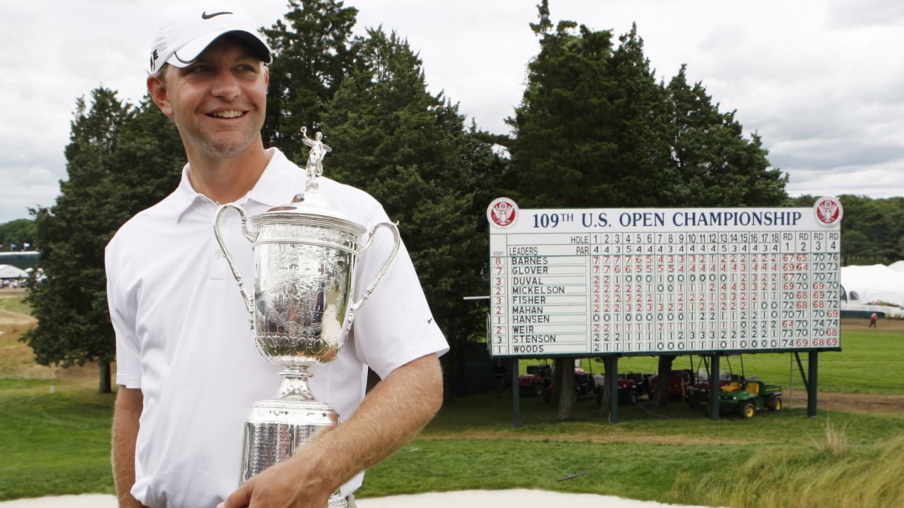 Lucas Glover of the U.S. holds the trophy after winning the U.S. Open golf championship on the Black Course at Bethpage State Park in Farmingdale, New York, June 22, 2009.     REUTERS/Mike Segar (UNITED STATES SPORT GOLF)