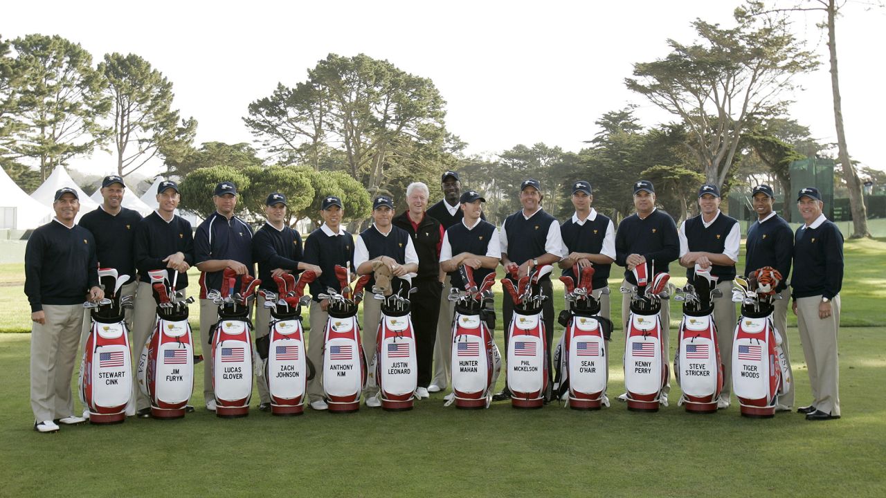 The U.S. team poses for a group photo on a practice day for the Presidents Cup golf tournament in San Francisco, California October 6, 2009. From left are team captain Fred Couples, Stewart Cink, Lucas Glover, Zach Johnson, Anthony Kim, Justin Leonard, former U.S. President Bill Clinton, basketball legend Michael Jordan, Hunter Mahan, Phil Mickelson, Sean O'Hair, Kenny Perry, Steve Stricker, Tiger Woods and captain's assistant Jay Haas.  REUTERS/Robert Galbraith (UNITED STATES SPORT GOLF)