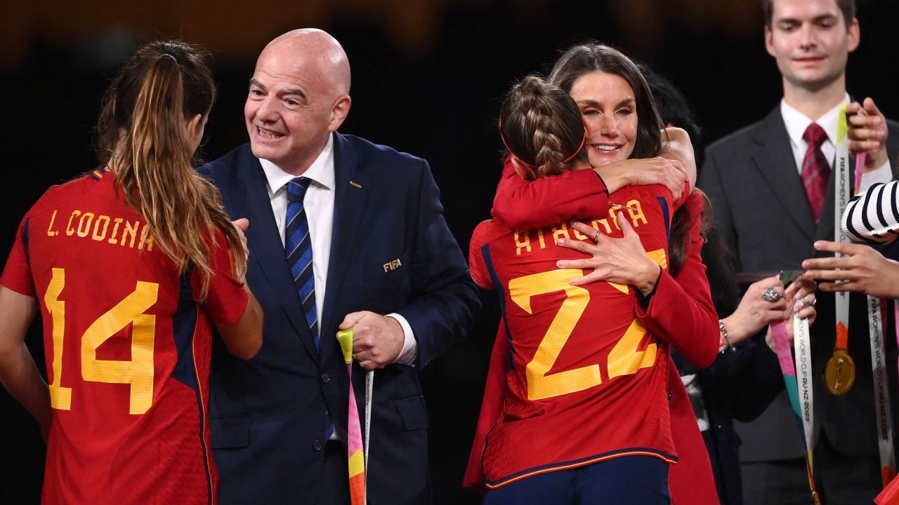 FIFA President Gianni Infantino (L) and Queen Letizia of Spain (2nd R) congratulate Spain's defender Laia Codina and forward Athenea del Castillo.