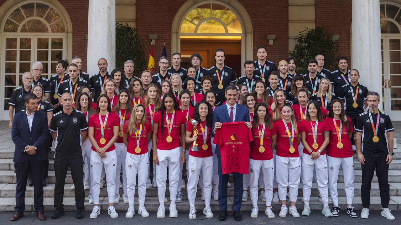 The team has a photo taken with Spanish Prime Minister Pedro Sánchez.