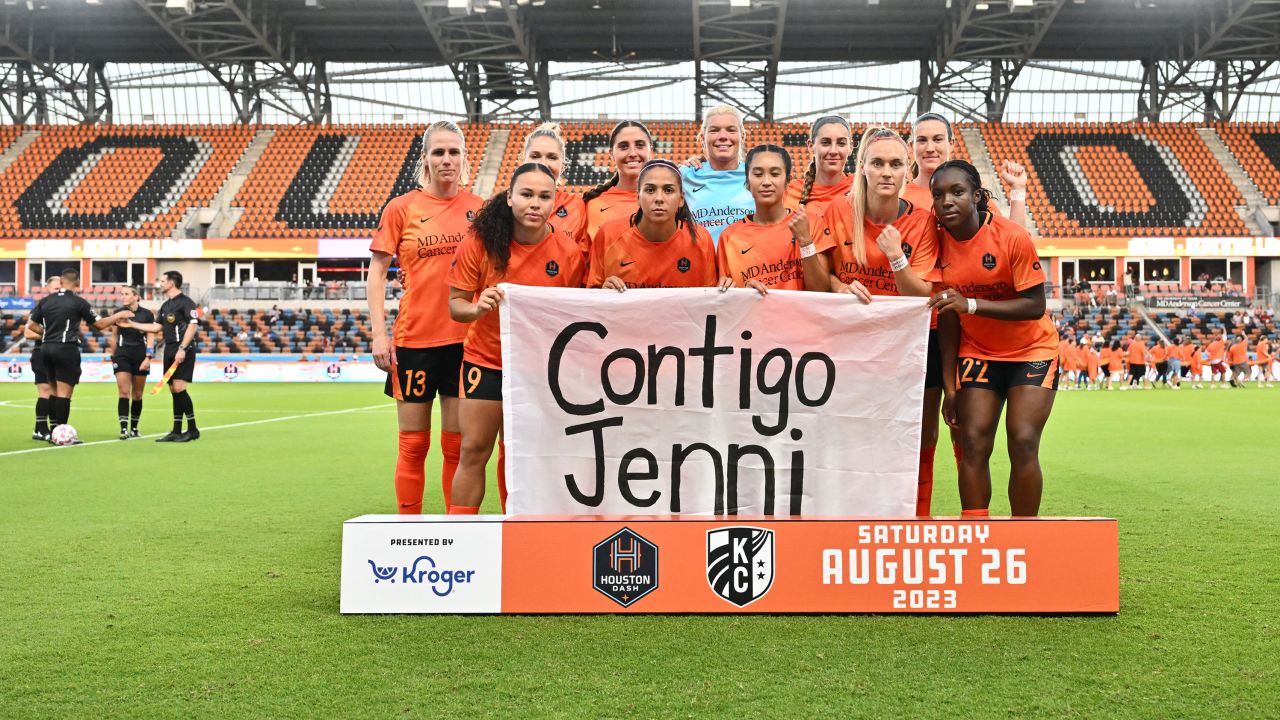 The starting eleven for Houston Dash hold a sign in support of   Hermoso.