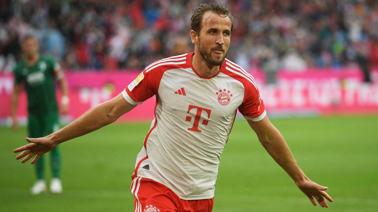 MUNICH, GERMANY - AUGUST 27: Harry Kane of Bayern Munich celebrates after scoring the team's second goal from the penalty-spot during the Bundesliga match between FC Bayern München and FC Augsburg at Allianz Arena on August 27, 2023 in Munich, Germany. (Photo by Jurij Kodrun/Getty Images)