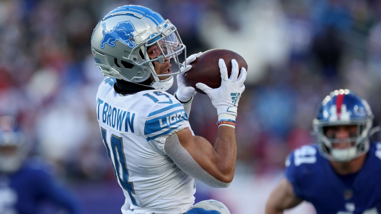 EAST RUTHERFORD, NEW JERSEY - NOVEMBER 20: Amon-Ra St. Brown #14 of the Detroit Lions catches a pass against the New York Giants during the second quarter at MetLife Stadium on November 20, 2022 in East Rutherford, New Jersey. (Photo by Jamie Squire/Getty Images)