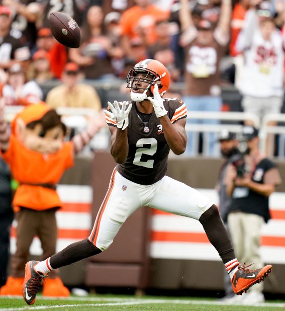 Cleveland Browns wide receiver Amari Cooper pulls in a catch for a touchdown during the Browns' 27-3 victory over the Tennessee Titans at Cleveland Browns Stadium.