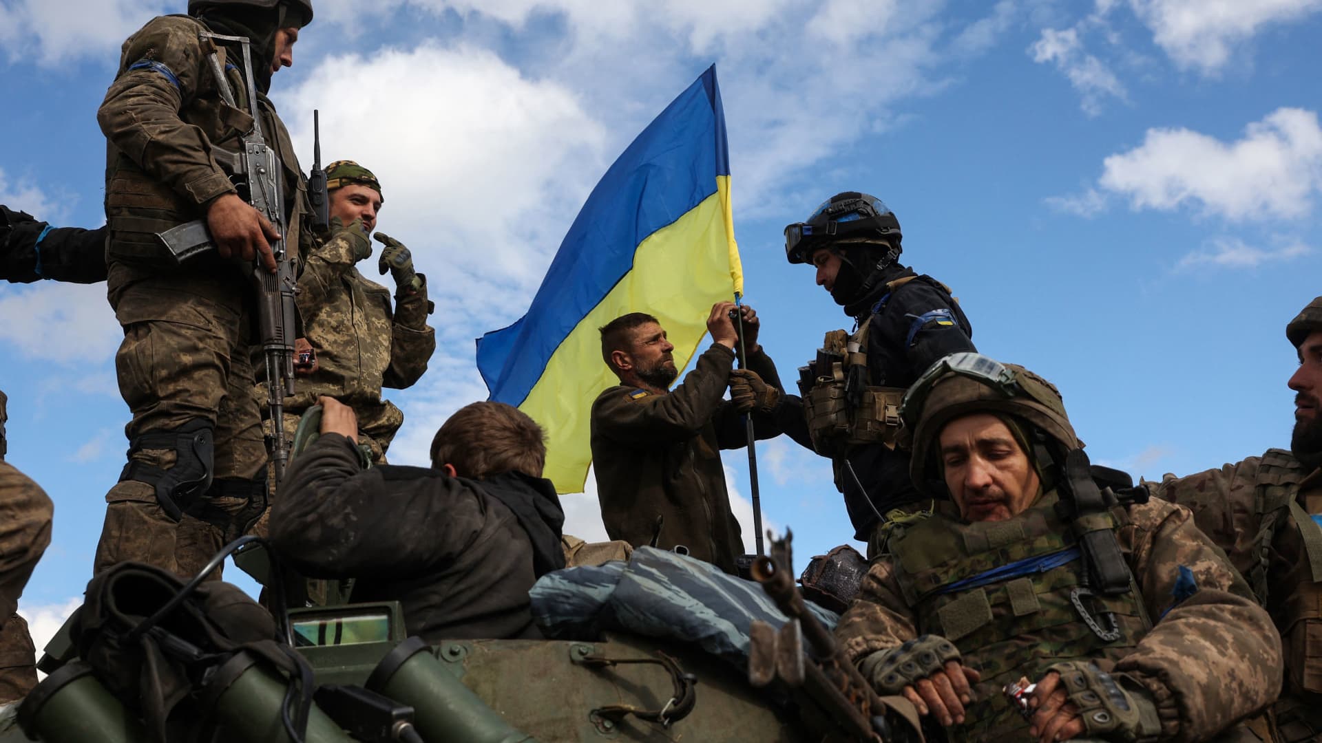 Russia likely reinforcing defenses as Ukrainians make gains, advancing in grueling counteroffensive