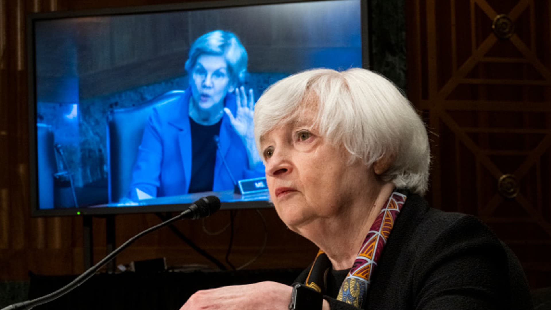 Sen. Warren calls on Yellen, FSOC to do more to shore up regional banks