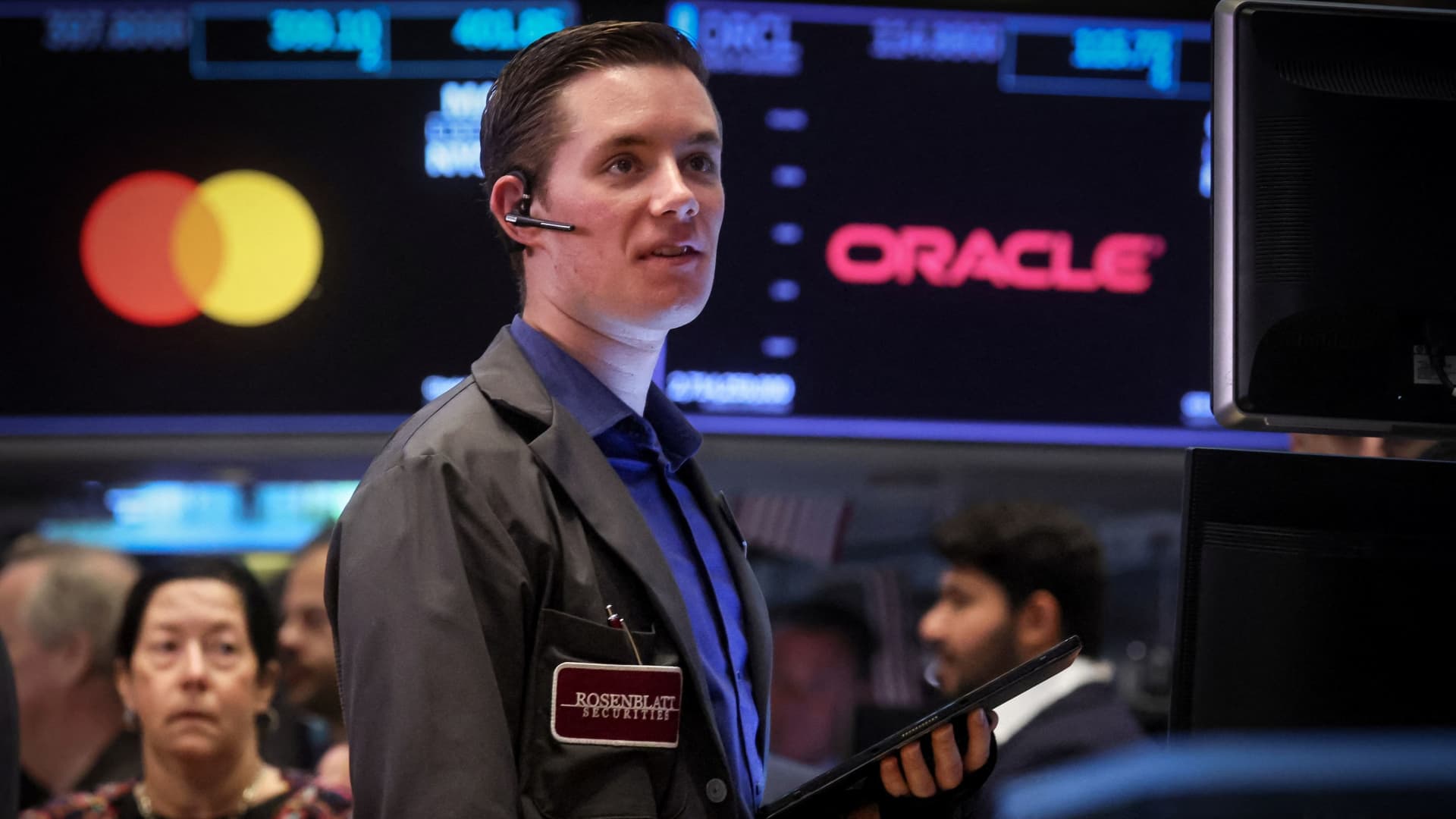 Stocks making the biggest moves midday: Oracle, WestRock, Apple, Advance Auto Parts and more