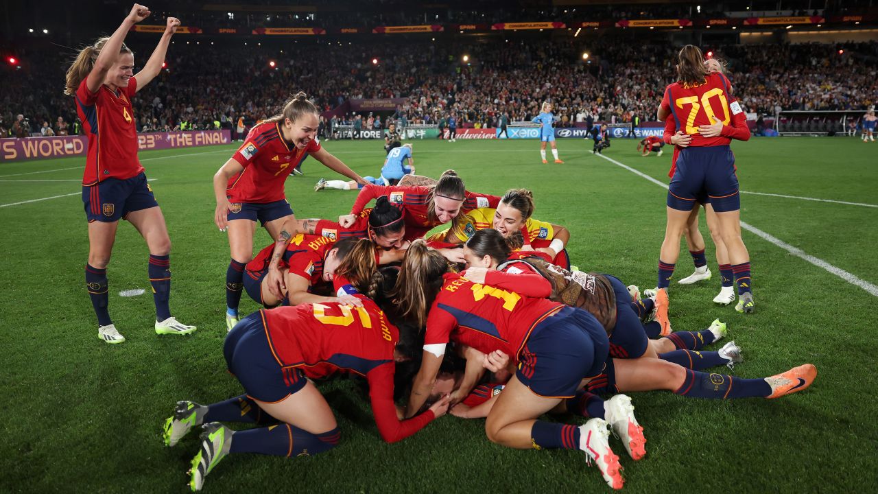 Spain players celebrate after beating England.