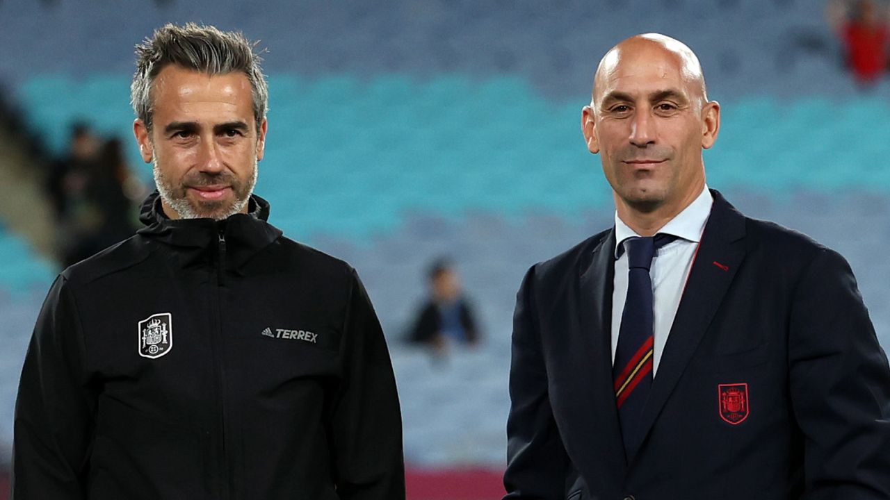 Vilda (left) stands alongside Rubiales during the Women's World Cup final.