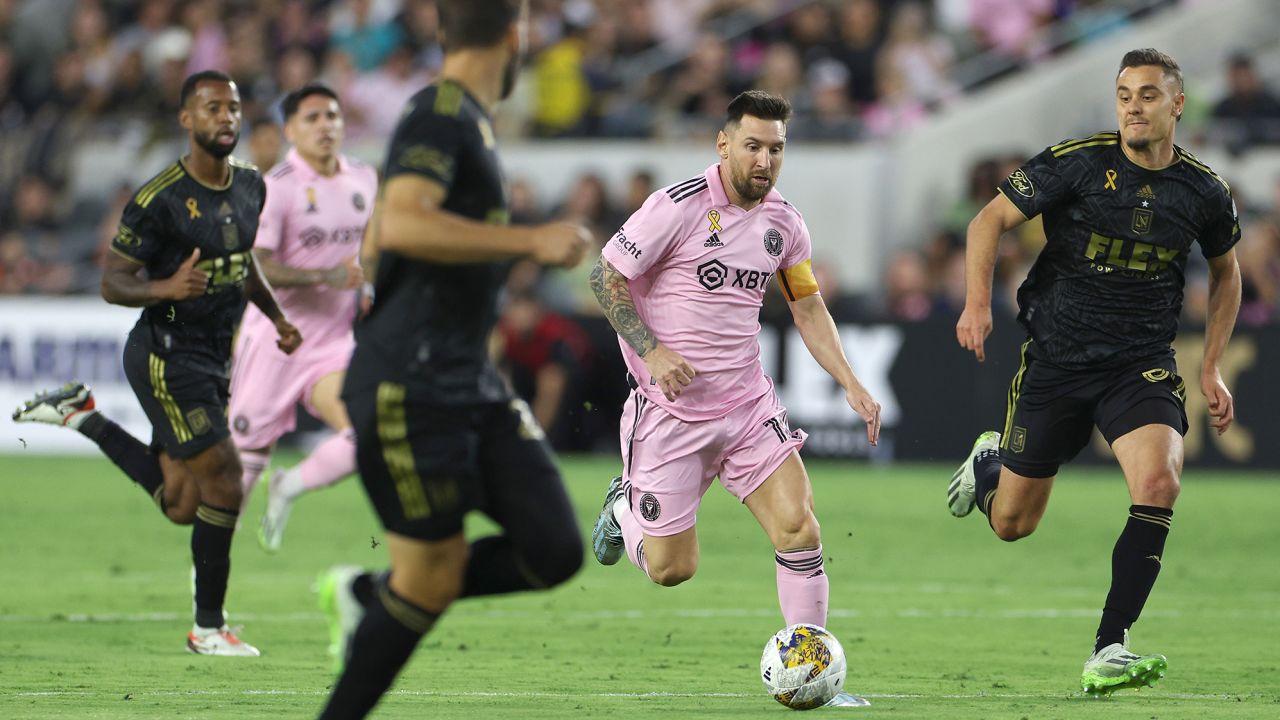 LOS ANGELES, CALIFORNIA - SEPTEMBER 03: Lionel Messi #10 of Inter Miami CF controls the ball in the first half during a match between Inter Miami CF and Los Angeles Football Club at BMO Stadium on September 03, 2023 in Los Angeles, California. (Photo by Harry How/Getty Images)