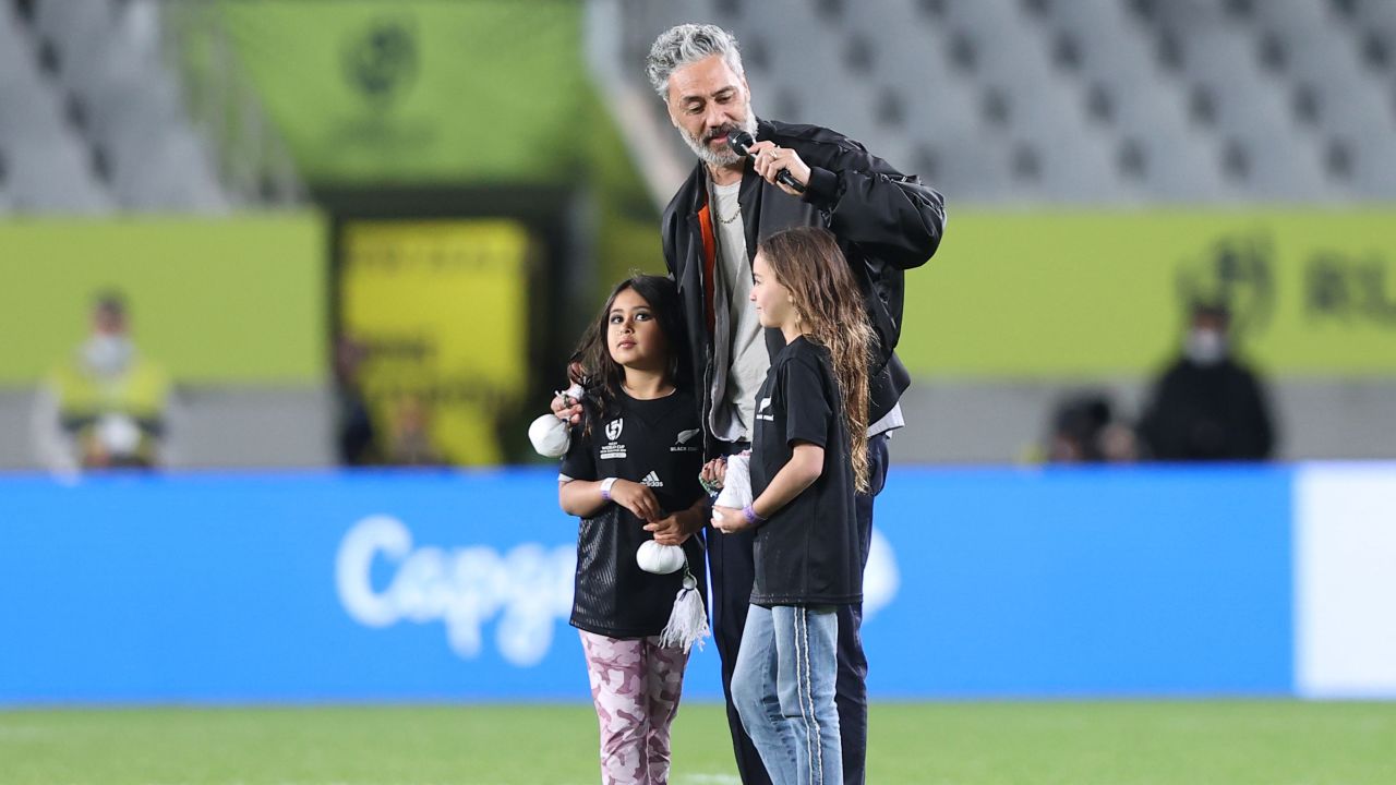 AUCKLAND, NEW ZEALAND - OCTOBER 08: Taika Waititi talks on the field during the Pool A Rugby World Cup 2021 New Zealand match between Australia and New Zealand at Eden Park on October 08, 2022, in Auckland, New Zealand. (Photo by Phil Walter/Getty Images)