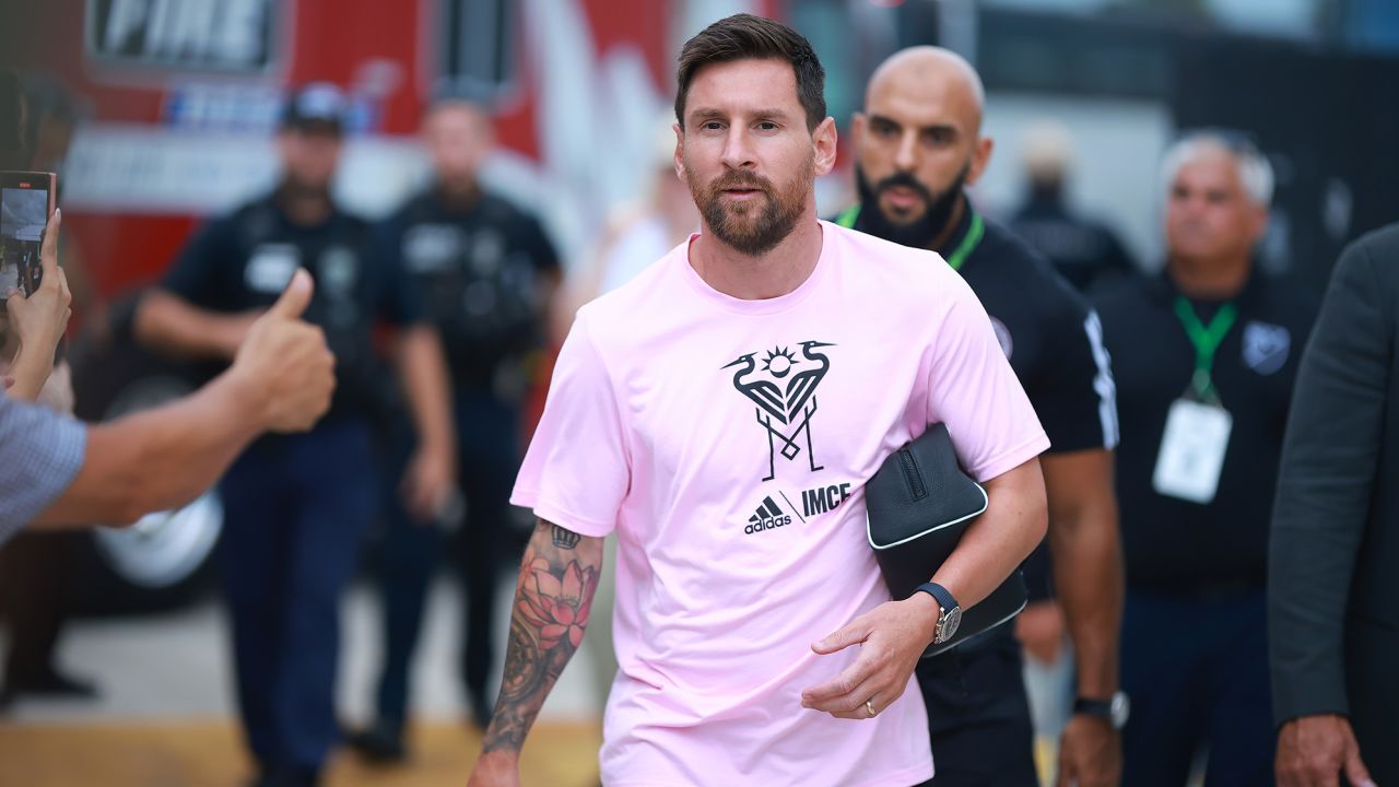 FORT LAUDERDALE, FLORIDA - AUGUST 02: Lionel Messi #10 of Inter Miami CF walks into the stadium prior to the Leagues Cup 2023 Round of 32 match between Orlando City SC and Inter Miami CF at DRV PNK Stadium on August 02, 2023 in Fort Lauderdale, Florida. (Photo by Hector Vivas/Getty Images)