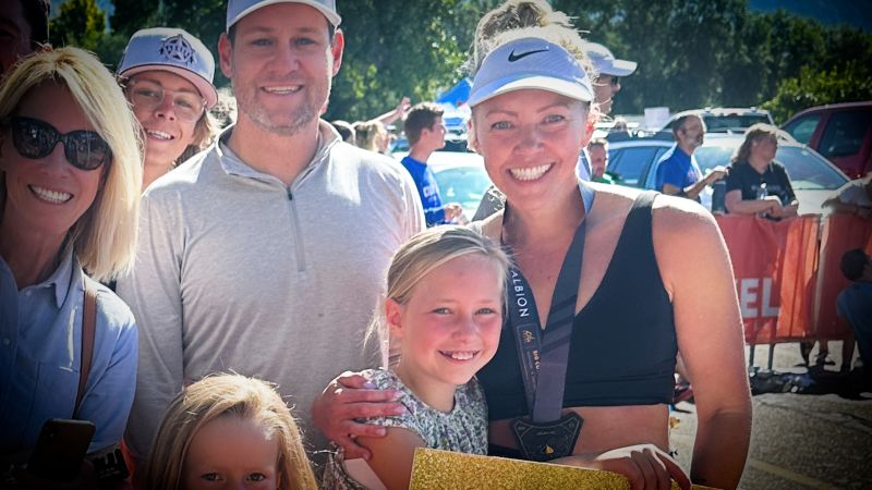 10-year-old daughter jumps into race to help struggling mom finish