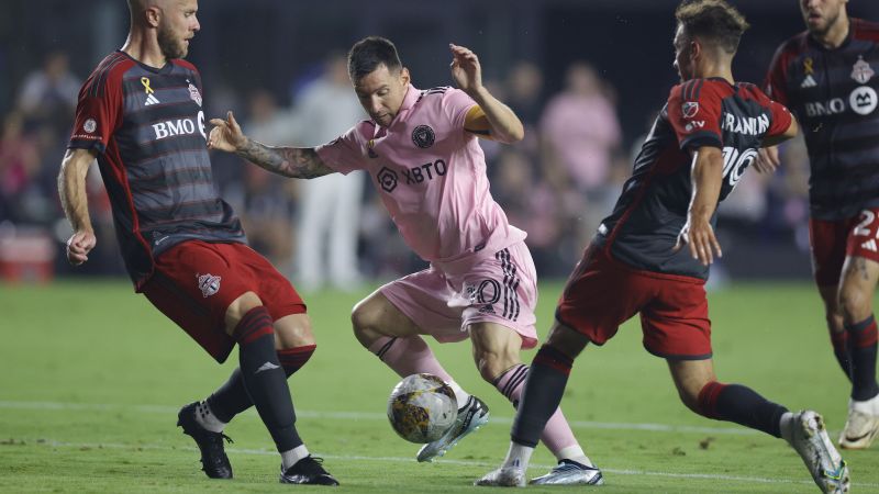 Lionel Messi exits with apparent injury during Inter Miami match against Toronto FC