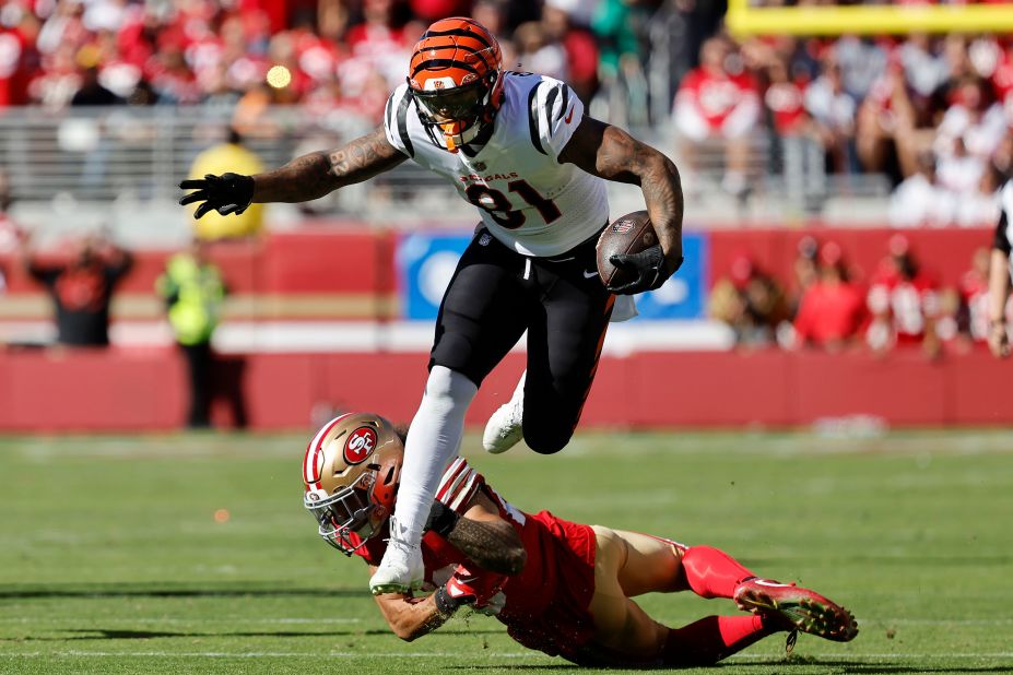 Cincinnati Bengals tight end Irv Smith Jr. runs past San Francisco 49ers safety Talanoa Hufanga. The Bengals beat the 49ers 31-17.