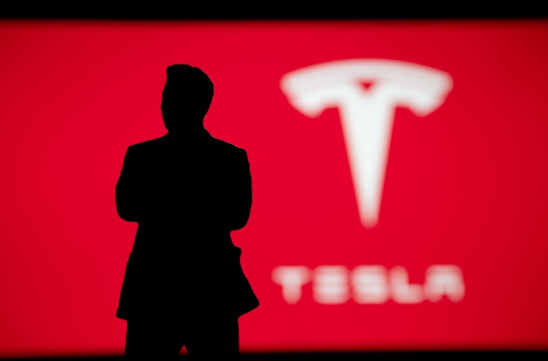 Tesla Still Holds Bitcoin Despite Q3 Mixed Results; Key Players Pivot to The Graph & InQubeta