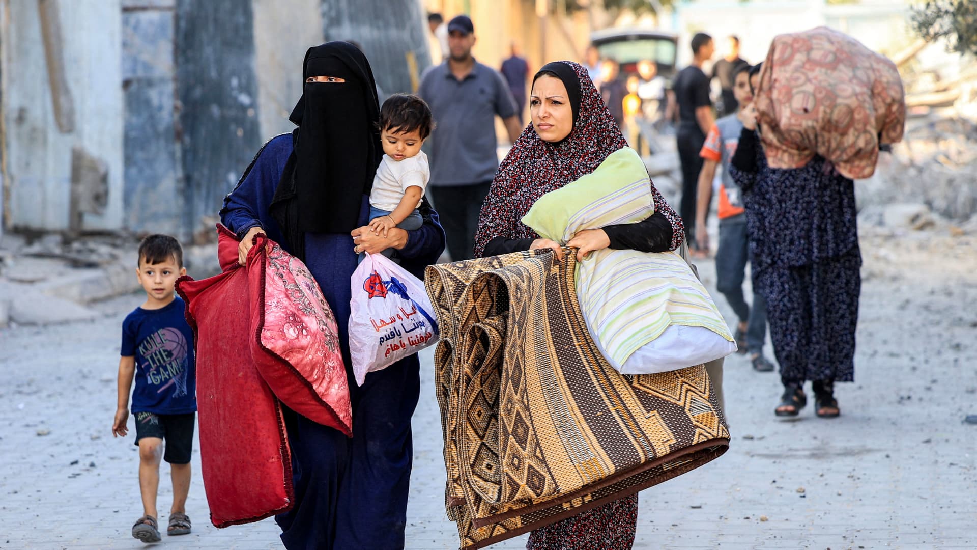 Civilians scramble to flee north Gaza ahead of expected Israeli ground offensive