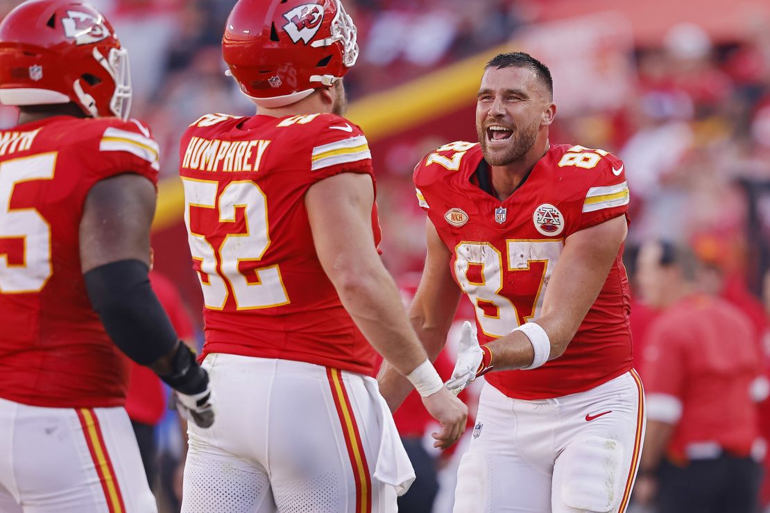 KANSAS CITY, MISSOURI - OCTOBER 22: Travis Kelce #87 of the Kansas City Chiefs celebrates a touchdown during the second quarter against the Los Angeles Chargers at GEHA Field at Arrowhead Stadium on October 22, 2023 in Kansas City, Missouri. (Photo by David Eulitt/Getty Images)