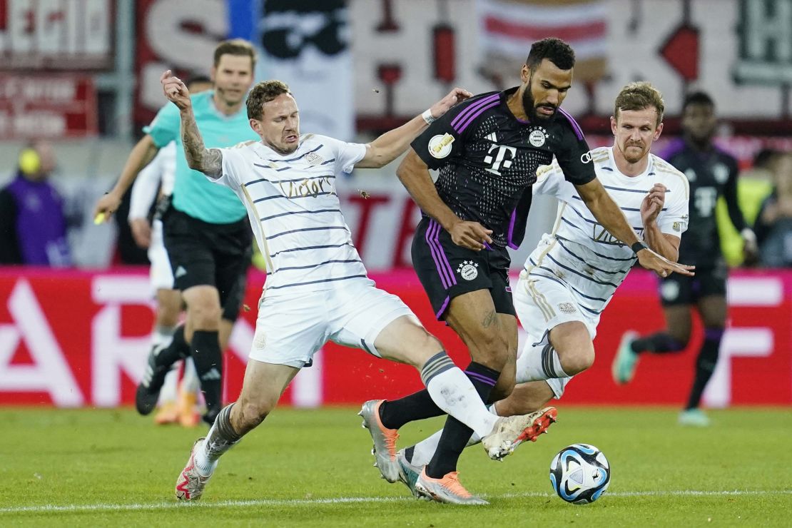 01 November 2023, Saarland, Saarbr'cken: Soccer: DFB Cup, 1st FC Saarbr'cken - Bayern Munich, 2nd round, Ludwigspark Stadium. Saarbr'cken's Marcel Gaus (l-r), Munich's Eric Maxim Choupo-Moting and Saarbr'cken's Manuel Zeitz fight for the ball. Photo by: Uwe Anspach/picture-alliance/dpa/AP Images