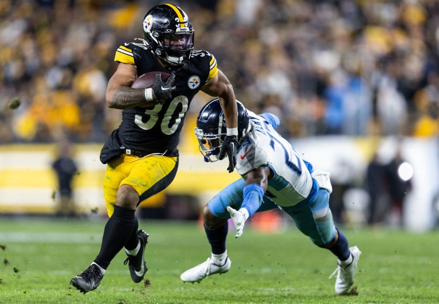 Pittsburgh Steelers running back Jaylen Warren evades Tre Avery of the Tennessee Titans on November 2. The Steelers beat the Titans 20-16.