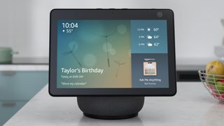 Das Amazon Echo Show 10 Smart Display auf einem Tisch