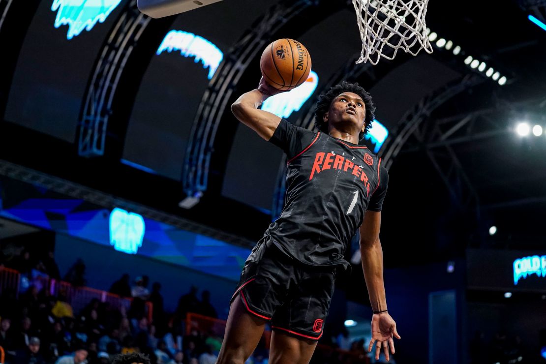 Amen dunks the ball during an OTE game - the Thompsons were known for their highlight-worthy plays during their time in Atlanta.