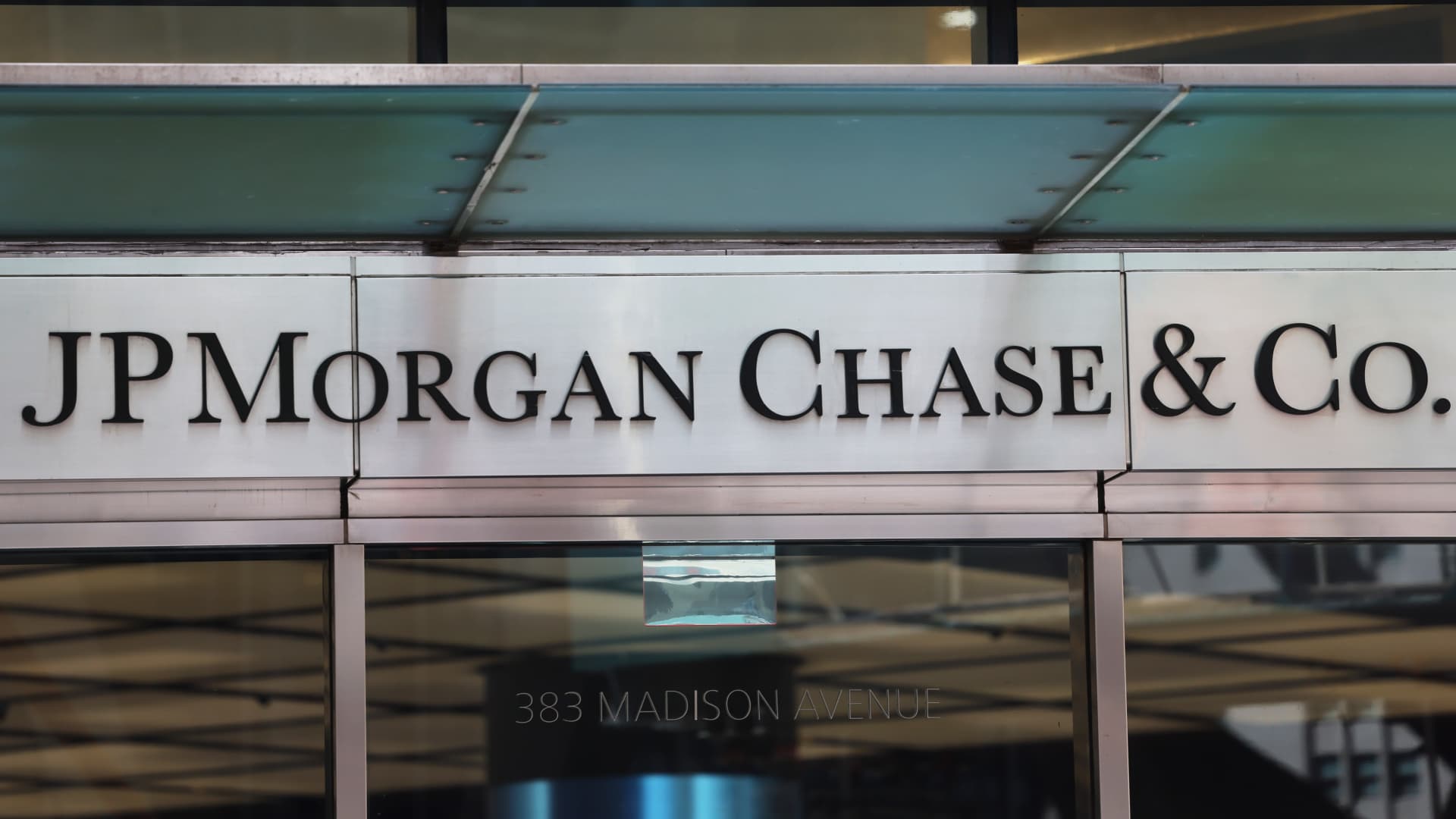 JPMorgan’s $290 million settlement with Epstein accusers wins approval by U.S. judge