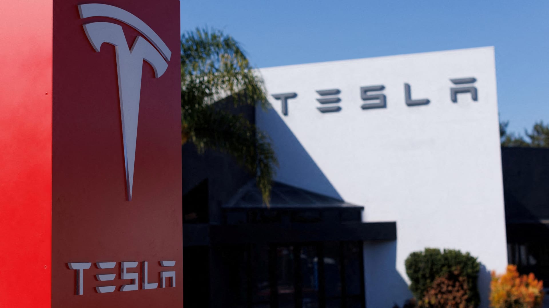 Stocks making the biggest moves midday: Tesla, Warner Bros. Discovery, Boeing, HP and more