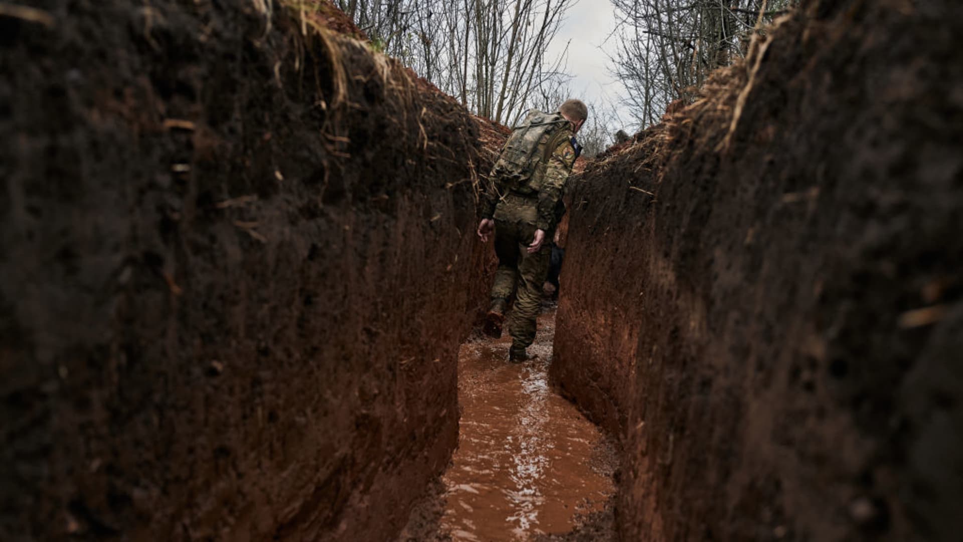 Russian forces ‘trying to surround’ east Ukraine stronghold; Germany pledges to meet NATO target