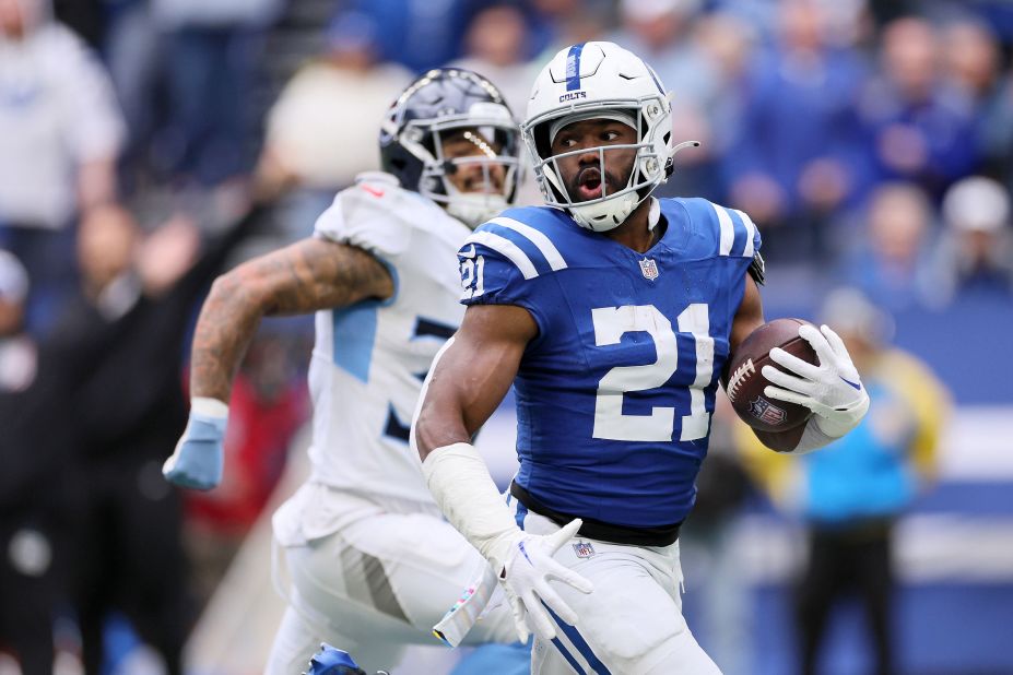 Indianapolis Colts running back Zack Moss runs the ball for a touchdown during the first quarter against the Tennessee Titans at Lucas Oil Stadium. The Colts beat the Titans 23-16.