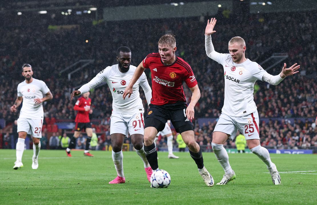 MANCHESTER, ENGLAND - OCTOBER 03: Rasmus Hojlund of Manchester United holds off a challenge from Victor Nelsson of Galatasaray A.S during the UEFA Champions League match between Manchester United and Galatasaray A.S at Old Trafford on October 03, 2023 in Manchester, England. (Photo by Alex Livesey/Getty Images)