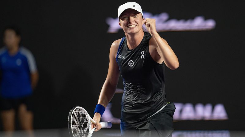 WTA Finals: Year-end world No. 1 ranking up for grabs for Iga Świątek as she faces Jessica Pegula in rain-delayed final