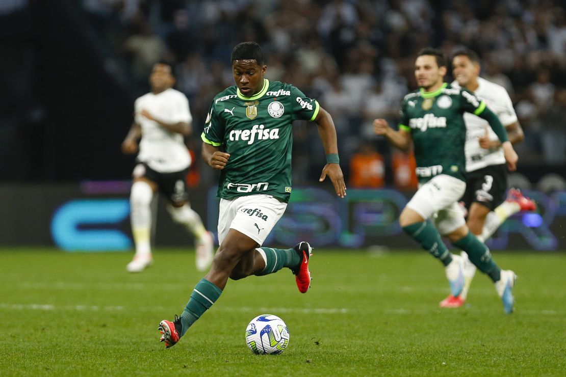 SAO PAULO, BRAZIL - SEPTEMBER 3: Endrick of Palmeiras runs with the ball during the match between Corinthians and Palmeiras as part of Brasileirao Series A 2023 at Neo Quimica Arena on September 3, 2023 in Sao Paulo, Brazil. (Photo by Ricardo Moreira/Getty Images)