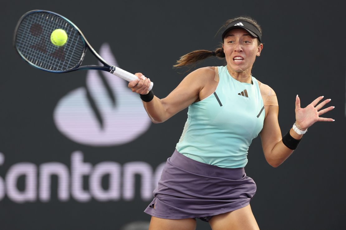 CANCUN, MEXICO - NOVEMBER 06: Jessica Pegula of the United States returns a shot against Iga Swiatek of Poland during the singles final on the final day of the GNP Seguros WTA Finals Cancun 2023, part of the Hologic WTA Tour, on November 06, 2023 in Cancun, Mexico. (Photo by Matthew Stockman/Getty Images)