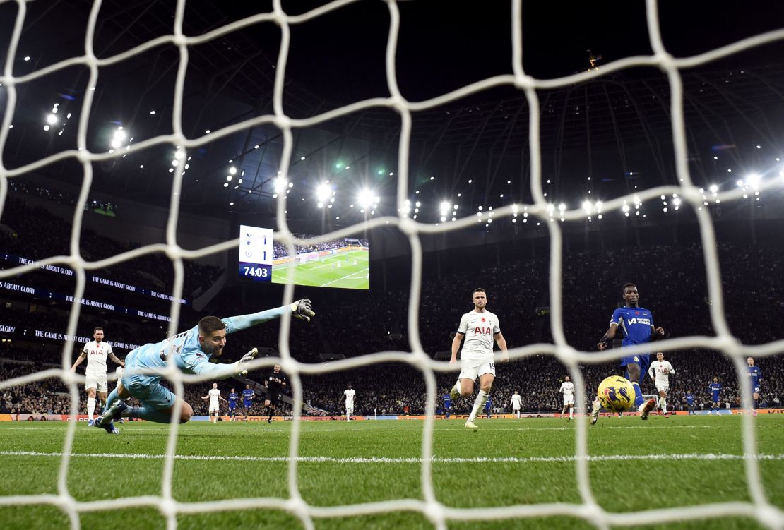 Soccer Football - Premier League - Tottenham Hotspur v Chelsea - Tottenham Hotspur Stadium, London, Britain - November 6, 2023
Chelsea's Nicolas Jackson scores their second goal past Tottenham Hotspur's Guglielmo Vicario REUTERS/Tony Obrien NO USE WITH UNAUTHORIZED AUDIO, VIDEO, DATA, FIXTURE LISTS, CLUB/LEAGUE LOGOS OR 'LIVE' SERVICES. ONLINE IN-MATCH USE LIMITED TO 45 IMAGES, NO VIDEO EMULATION. NO USE IN BETTING, GAMES OR SINGLE CLUB/LEAGUE/PLAYER PUBLICATIONS.