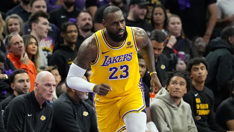 LeBron James shakes off injury to lead Los Angeles Lakers to comeback win over Phoenix Suns