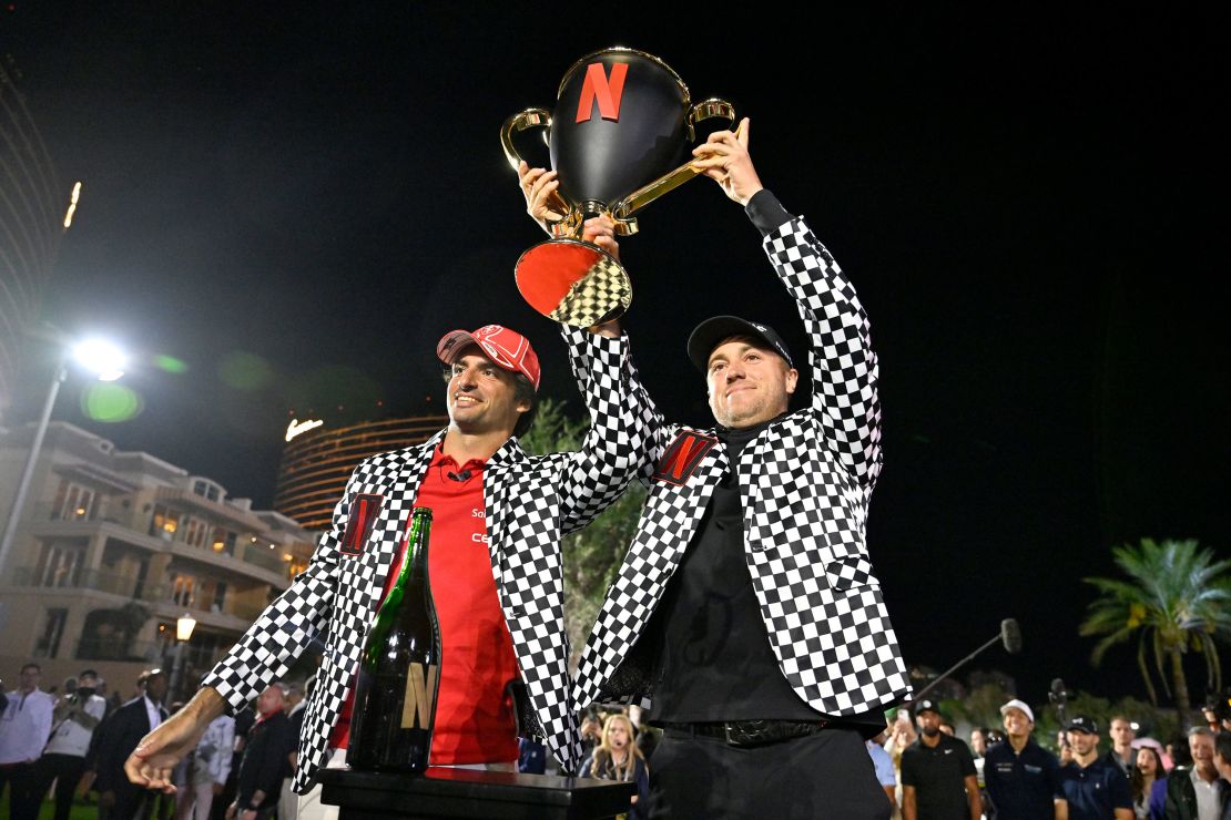 LAS VEGAS, NEVADA - NOVEMBER 14: (L-R) Carlos Sainz Jr. and Justin Thomas win The Netflix Cup, a live Netflix Sports event, at Wynn Las Vegas Golf on November 14, 2023 in Las Vegas, Nevada. (Photo by David Becker/Getty Images for Netflix © 2023)