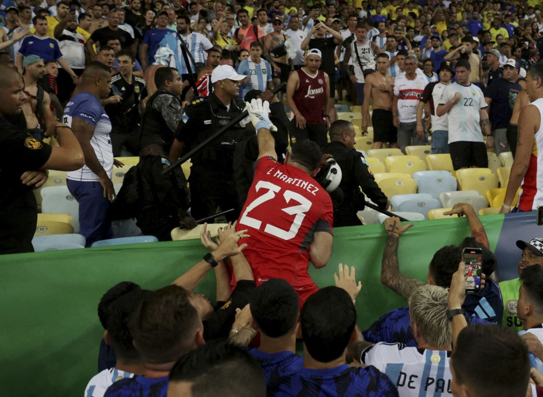 Soccer Football - World Cup - South American Qualifiers - Brazil v Argentina - Estadio Maracana, Rio de Janeiro, Brazil - November 21, 2023
Argentina's Emiliano Martinez and teammates react as fans clash with security staff in the stands causing a delay to the start of the match REUTERS/Ricardo Moraes     TPX IMAGES OF THE DAY