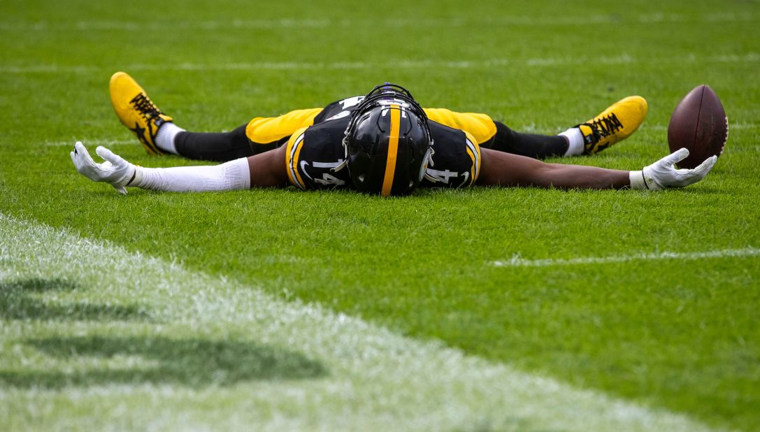 Pittsburgh Steelers wide receiver George Pickens celebrates after catching a 41-yard touchdown pass during the Steelers' 17-10 win over the Baltimore Ravens.