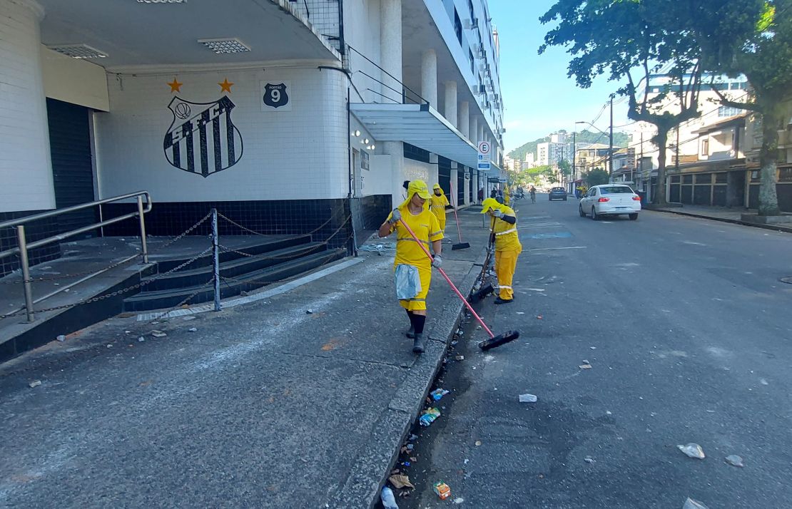 December 7, 2023, Santos, Sao Paulo, Brasil: SANTOS (SP), 7/12/2023 - VANDALISM/FOOTBALL/REMOTION -.This Thursday, it seemed like Ash Wednesday, in Santos, on the coast of Sao Paulo, after the destruction and vandalism around the Urbano Caldeira Stadium, in Vila Belmiro. The defeat to Fortaleza, during the football match, valid for the 38th and last round of the 2023 Brazilian Championship at home, and the relegation frustrated the fans who burned buses, cars, Military Police vehicles and the streets around the field became a stage of battles at night and dawn. (Credit Image: © Luigi Bongiovanni/TheNEWS2 via ZUMA Press Wire)